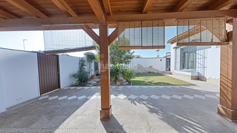 Foto 350f37e1-f7b8-4ea0-bc90-80513ba1848b. House with heating pool in Los Gallos Chiclana de la Frontera