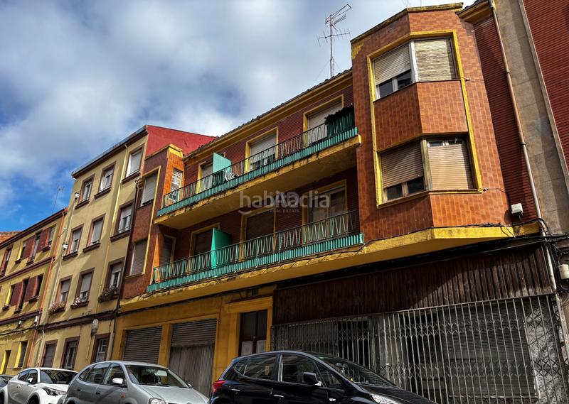 Foto f2b3eaf8-da65-45fb-b9e5-ae2248756db3. Edificio in calle pérez galdós 32 in Crucero León