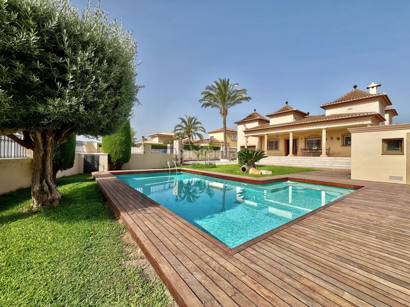 Foto a46ec2bc-4453-4b3e-8e44-cc6d893eeffb. Casa amb aparcament piscina a Beniarbeig