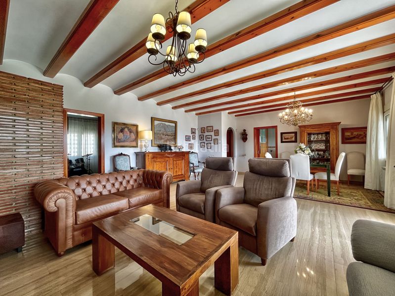 Foto ed2fde80-5b14-45b9-9935-2dd00511ae4d. Casa amb aparcament piscina a Beniarbeig