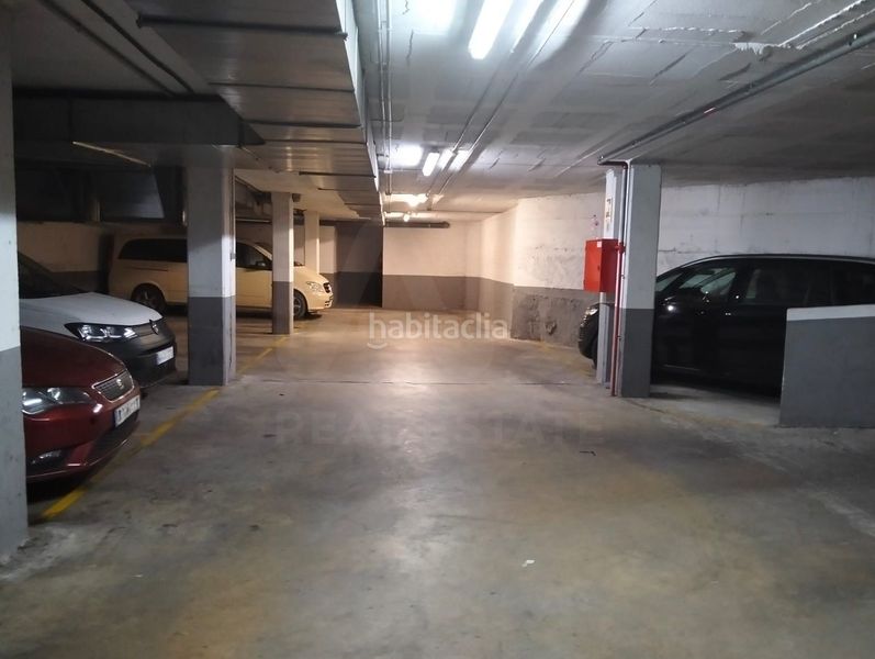 Foto 90646503-829c-44e6-9103-6e61903642a4. Aparcament cotxe a Centre Reus
