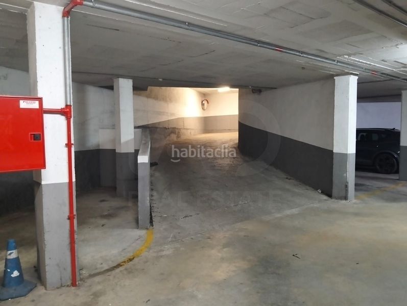 Foto a84cb0b8-e42e-4cd8-9117-4c7269cd5de7. Aparcament cotxe a Centre Reus