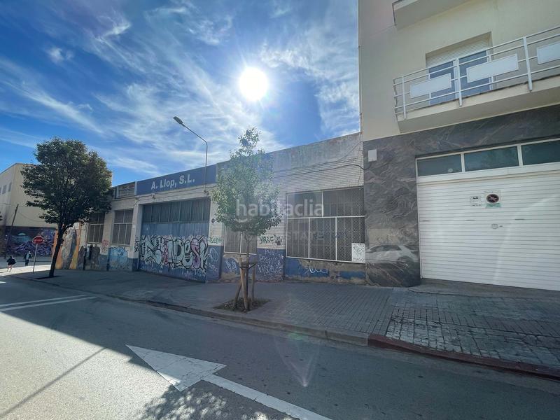 Foto c35dc73f-7d4a-42aa-8eb1-26b7e1e9b48a. Local comercial en calle valentí almirall 71 71 en Sabadell