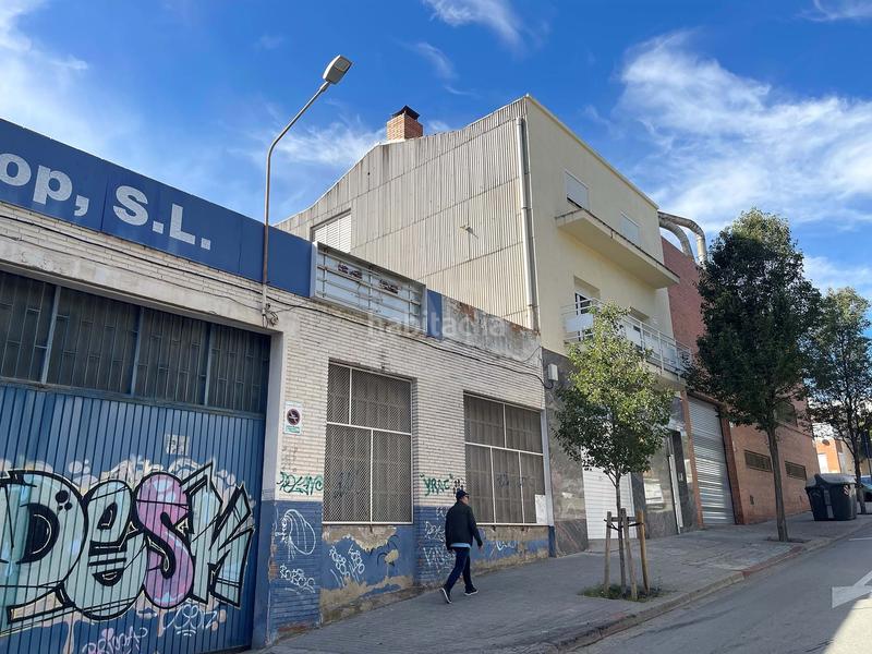 Foto e8962fc2-cb41-4e81-95a3-5e3e4fe13916. Local comercial en calle valentí almirall 71 71 en Sabadell