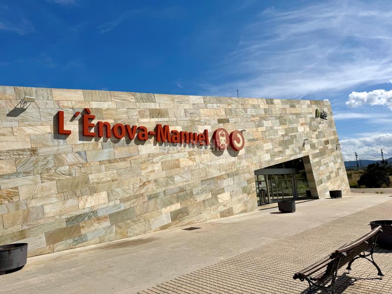 Foto db2aedd5-1655-42de-8eb8-3d93dd399d22. Edificio en Énova (l´)