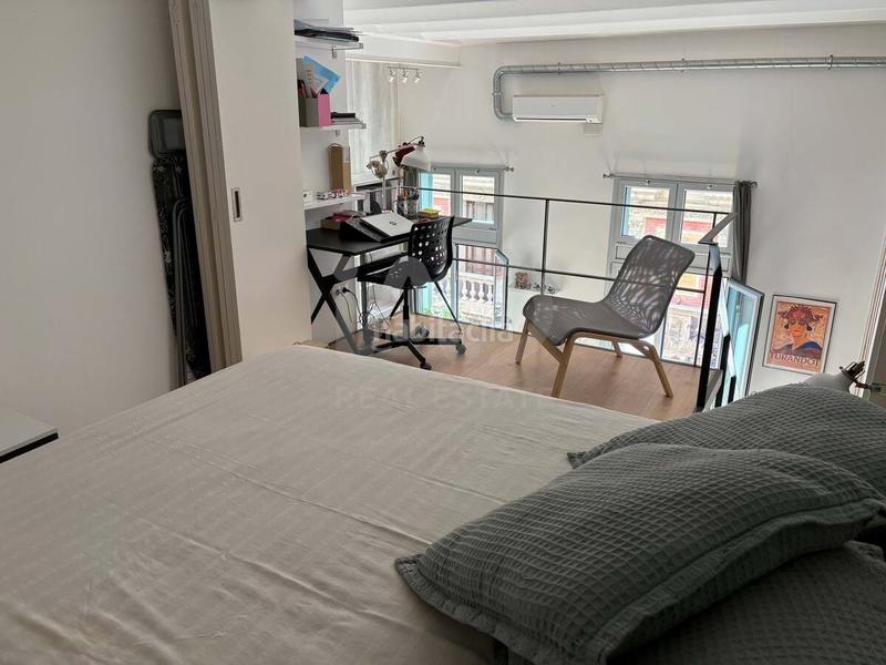 Foto 5deda53c-5564-4bd9-b12e-6d3fb52a8217. Zweistöckige wohnung mit heizung in Vila de Gràcia Barcelona