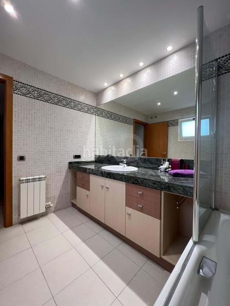 Foto b7d5d5c2-d7c6-4ec2-9fc3-11ad149be8f2. Zweistöckige wohnung mit heizung in Barri del Centre Terrassa