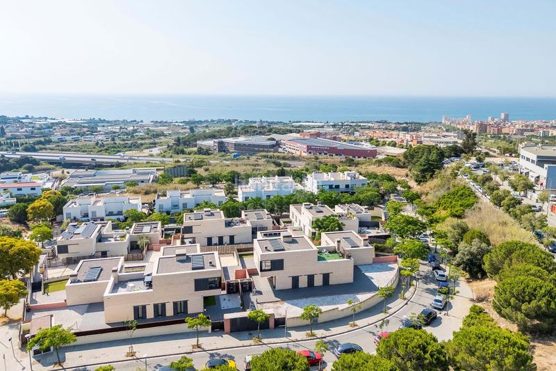 Foto ab30d65d-9fb2-427d-8cf7-9eaf2141fd7d. Casa aparellada a carrer de la pagesia 68 a Vallveric Mataró