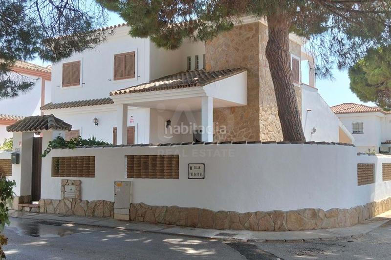 Foto d8ed324b-3948-47d7-aca7-60b0cf31d213. Casa aparellada amb calefacció aparcament a Los Gallos Chiclana de la Frontera