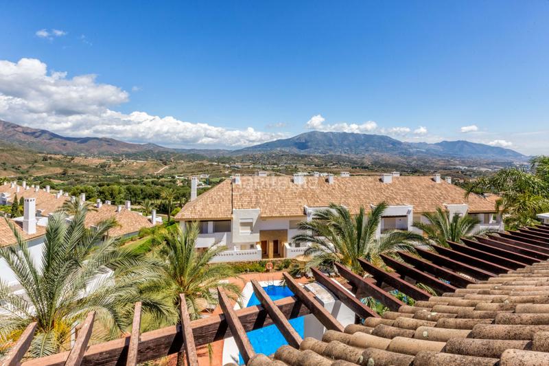 Foto 3d5efda0-8b84-4aa2-b48d-e876e274e540. Casa aparellada amb calefacció aparcament piscina a Mijas