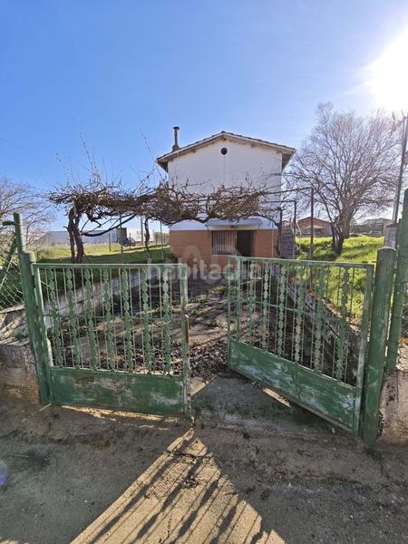 Foto 59100ee7-c1ca-4810-bac7-bd49f6a886c1. Edifici a Pajares de los Oteros