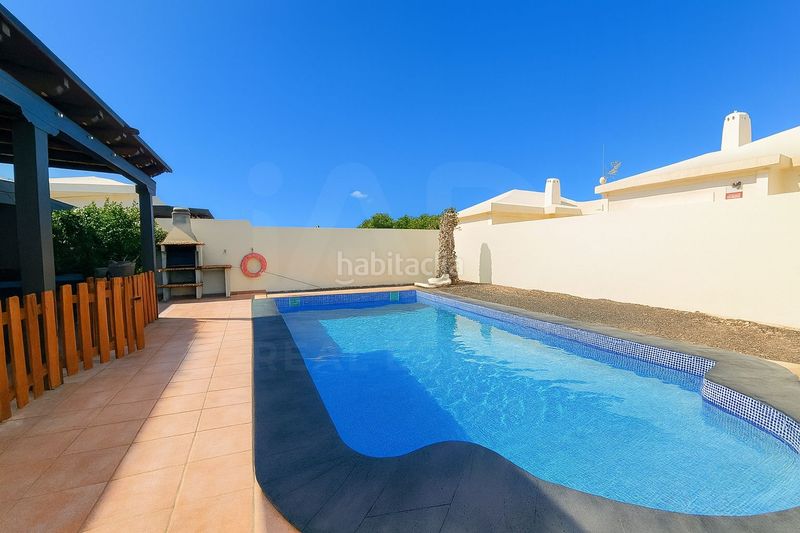 Foto 8454783f-074a-47bb-aac7-b4b671e31b60. Casa amb piscina a Playa Blanca Yaiza