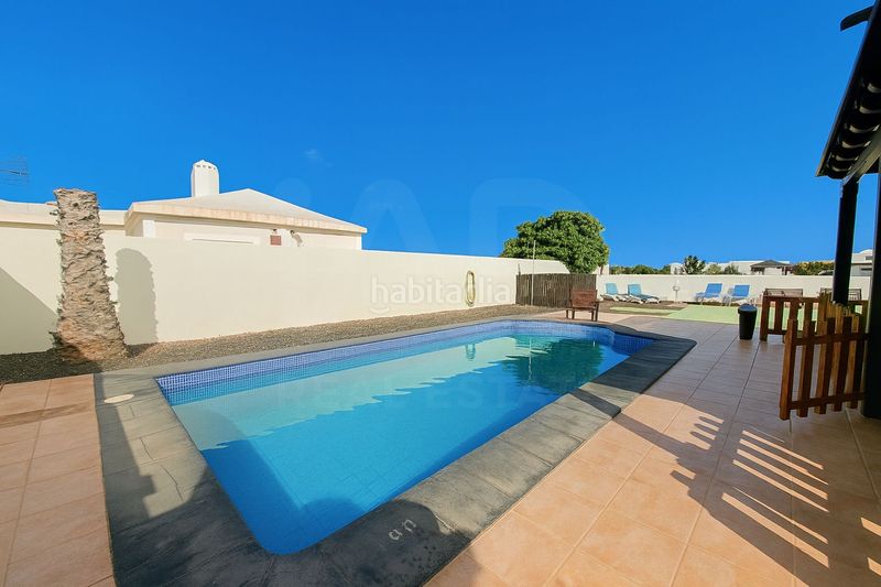 Foto 9a621187-5214-4632-84c0-49ad2437f8d3. Casa amb piscina a Playa Blanca Yaiza
