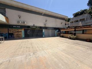 Local Comercial en Avenida selva negra, 3 47 47