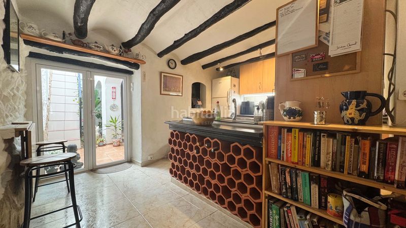 Foto b43cbc0a-1cff-4c30-b7bb-100f04f59054. Edificio in Pego