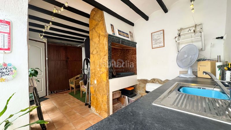 Foto f9ef2523-ee38-4b22-9607-525f9f99d27b. Edificio in Pego