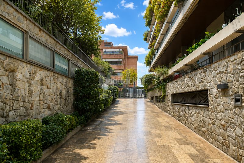 Foto c2dfbbc4-b935-4b9b-815c-e33bd4e4d6d2. Dúplex amb calefacció piscina a Pedralbes Barcelona