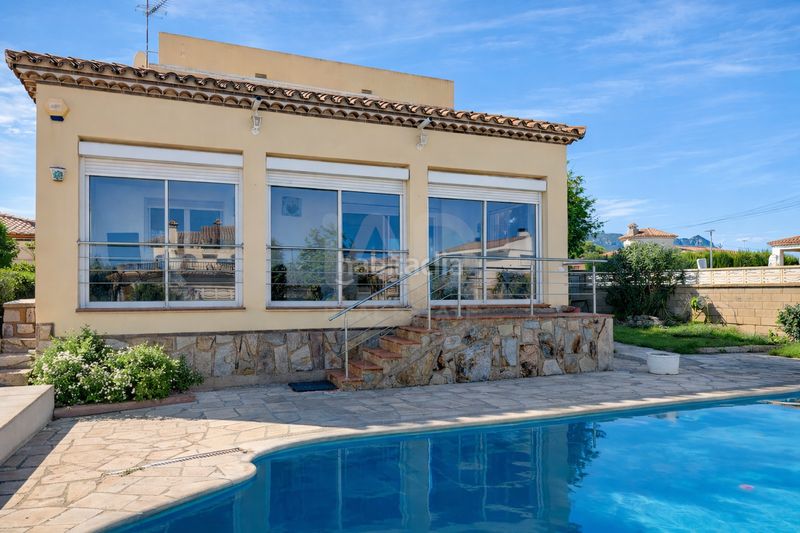 Foto da91c633-e375-4b46-b7d3-e73c5cd70c44. Casa amb calefacció aparcament piscina a Centre Miami Platja