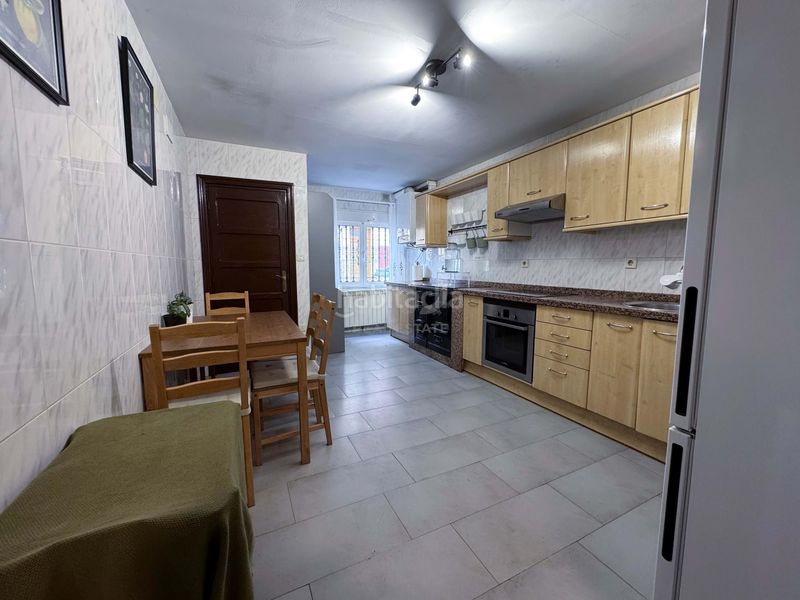 Foto 998c422b-730f-4da0-99c5-eed80dcf19d2. Casa aparellada amb calefacció a Grado