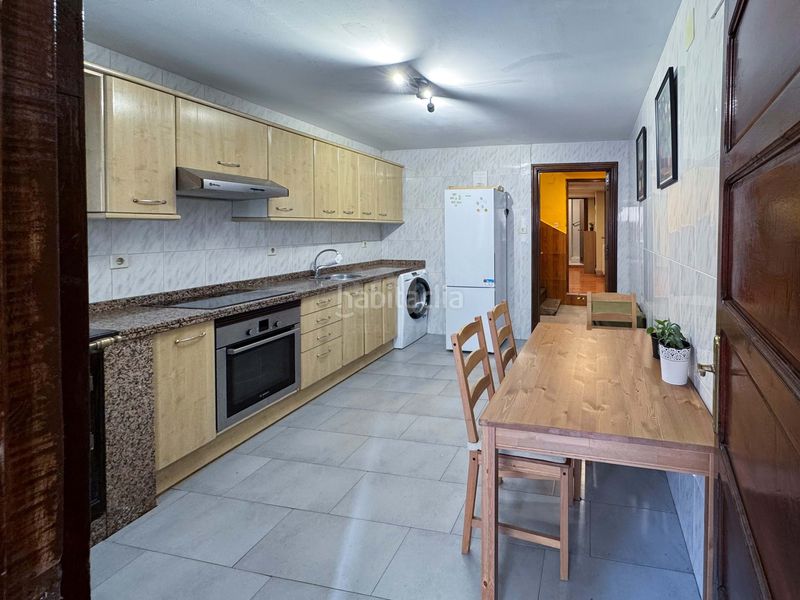 Foto f256fdb4-caa6-4529-8877-88a3dffa6177. Casa aparellada amb calefacció a Grado