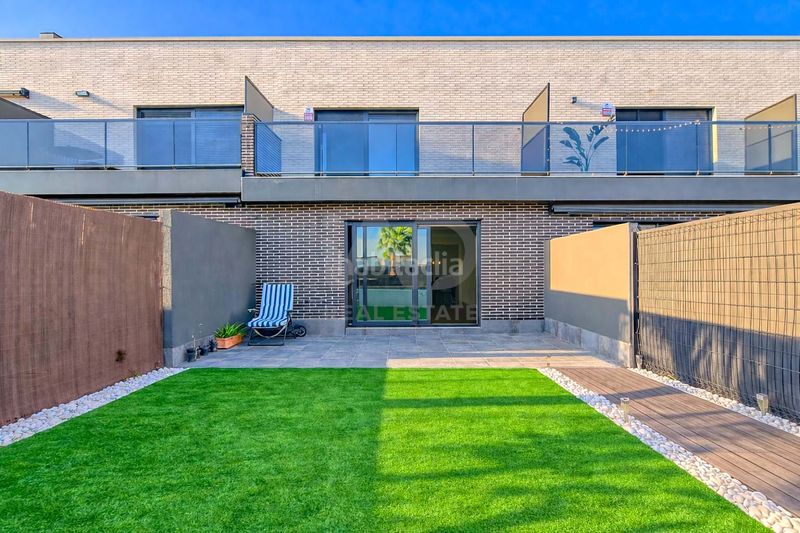 Foto 86d1dbb7-afe6-47aa-b4d6-ef82f693f789. Casa aparellada amb calefacció piscina a Centro Mutxamel