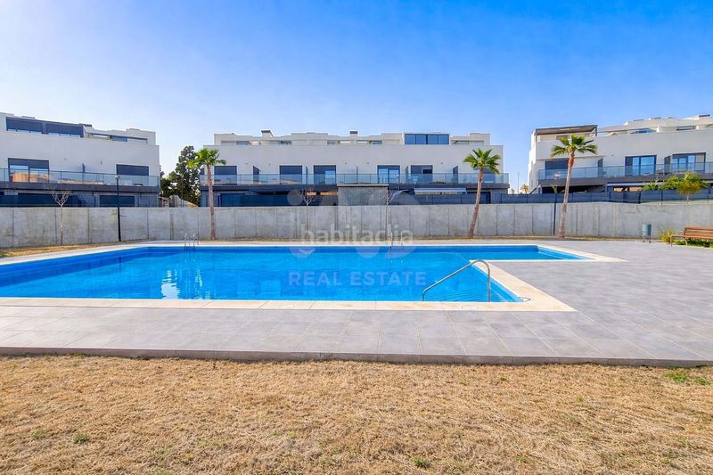 Foto 98ef7df1-0e47-478b-93d4-99d5fd768bec. Casa aparellada amb calefacció piscina a Centro Mutxamel