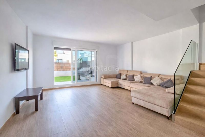 Foto bc025b5a-9963-4fe9-a53e-805a95b8e7ff. Casa aparellada amb calefacció piscina a Centro Mutxamel