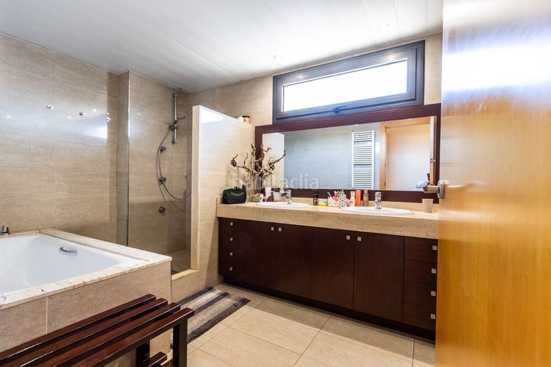 Foto 83a9c74b-47c6-43cd-b5ab-e5f0010c80d3. Casa amb calefacció aparcament piscina a Can Parellada Terrassa