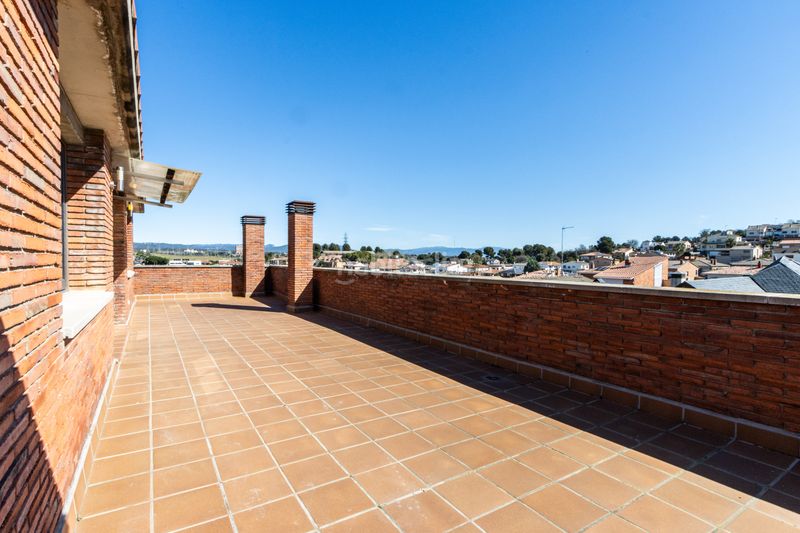 Foto 9dbde73c-1d4f-4647-9dab-accc8c037093. Casa amb calefacció aparcament piscina a Can Parellada Terrassa