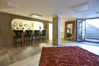 Local Comercial a Calle manuel de falla 25 25