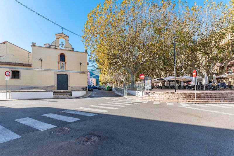 Foto bf6e9b80-eff1-47c5-8925-2f01960a859b. Edificio in Pego