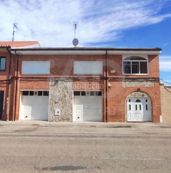 Foto 1a3fdef3-c5eb-464f-9e30-d75b3e2f84fd. Casa aparellada amb calefacció aparcament a Astorga