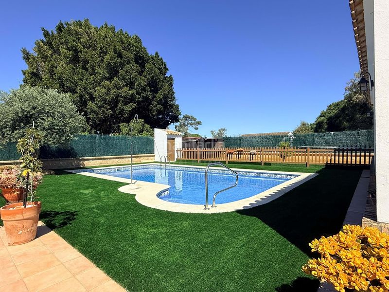 Foto d53ca1e1-8a16-432f-a46c-ddcf1e3801d7. Xalet amb calefacció piscina a Lepe