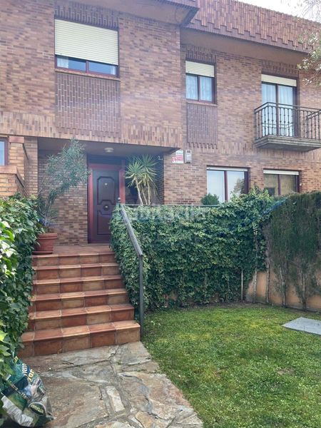 Foto b270c631-1df2-42cc-98b6-626245ed09bc. Chalet en Simancas