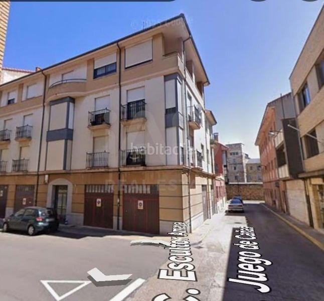 Foto f0f3c34f-75fd-43ea-b6ec-4ece665d99c4. Aparcament cotxe a Astorga