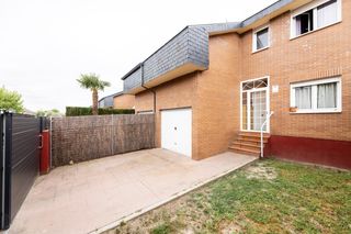 Casa aparellada a Colegios