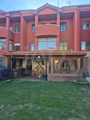 Doppelhaus in Monterrubio de Armuña