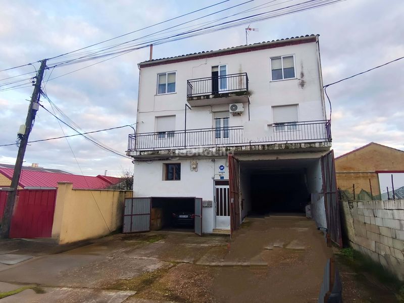 Foto fe6afa6a-5c0b-4d13-b3c4-f1bde8da36f8. Edificio en Sahagún