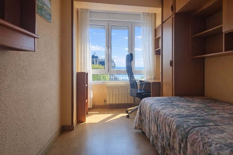 Foto d08bc1b4-a1f8-4aae-a149-de92e5064e34. Pis amb calefacció a Los Castros Santander