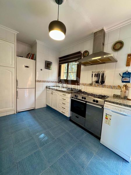 Foto 27c650e5-c3fd-4a17-9706-284d077cf5c6. Casa amb calefacció aparcament piscina a Pueblo Español-Coveta Fumá Campello (el)