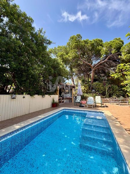 Foto bbe5af20-8660-4e50-91e9-61b026e254d7. Casa amb calefacció aparcament piscina a Pueblo Español-Coveta Fumá Campello (el)