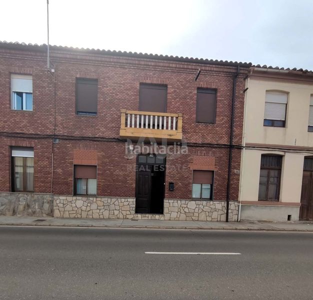 Foto e34c532c-1933-4a0f-bae7-52ef3392079a. Edifici a Hospital de Órbigo