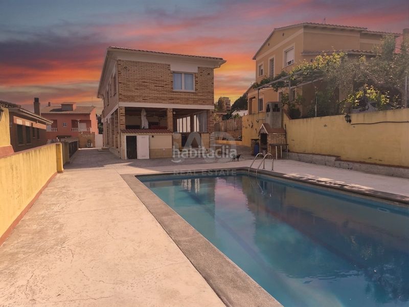 Foto 5a8ce7f7-f3bd-4f5f-9144-8e465ab026eb. Casa amb calefacció aparcament piscina a Nou Vendrell Vendrell (El)