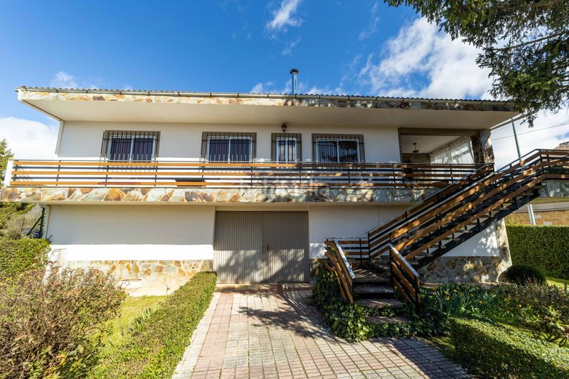 Foto f395b8bd-d19f-45e0-8dce-defa2c33bbde. Casa amb calefacció a Garrafe de Torío