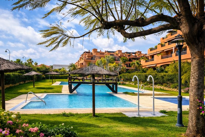 Foto 1088818b-0ba2-4e4b-80fc-35bb90b14202. Pis amb aparcament piscina a Zona de Punta Plata Estepona