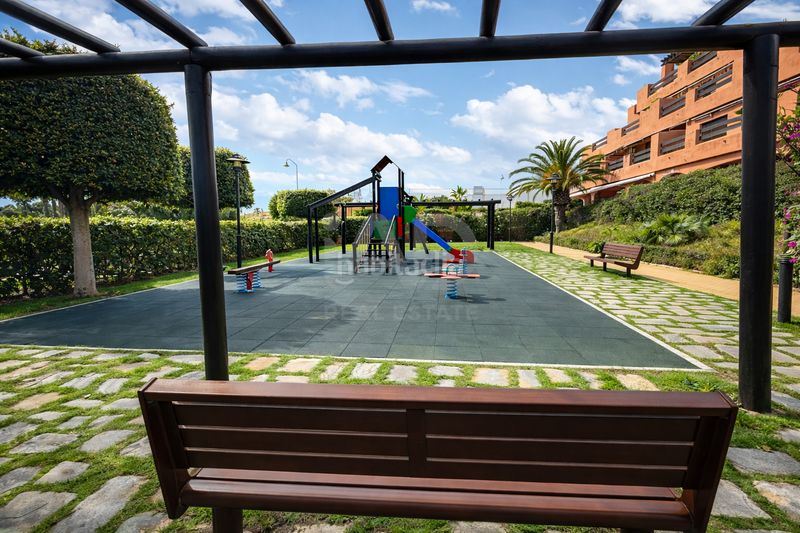 Foto bc6d1b85-b24d-420e-9f00-10bb5052b42e. Pis amb aparcament piscina a Zona de Punta Plata Estepona