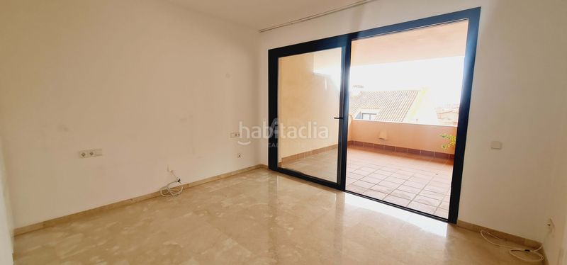 Foto 1693e670-9732-4fb4-a9f5-2051a85f7589. Dúplex amb calefacció aparcament piscina a Calahonda Mijas