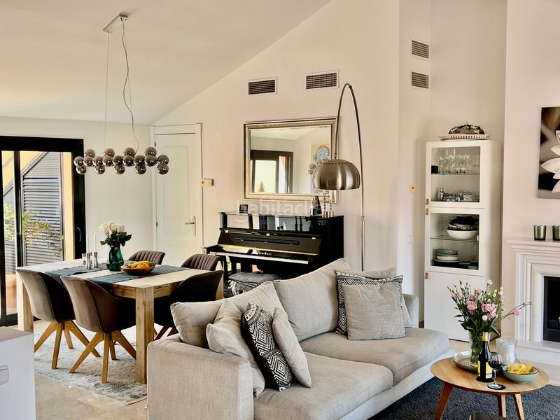 Foto 833c89a4-ab3d-4935-8941-3a65f00a3c8c. Dúplex amb calefacció aparcament piscina a Calahonda Mijas