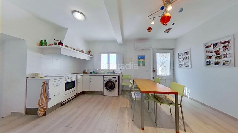 Foto c9ab56d2-4760-4e75-92d3-4db2e9ab09b4. Casa amb aparcament a Camarles