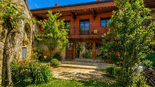 Casa aparellada a Corvera de Toranzo